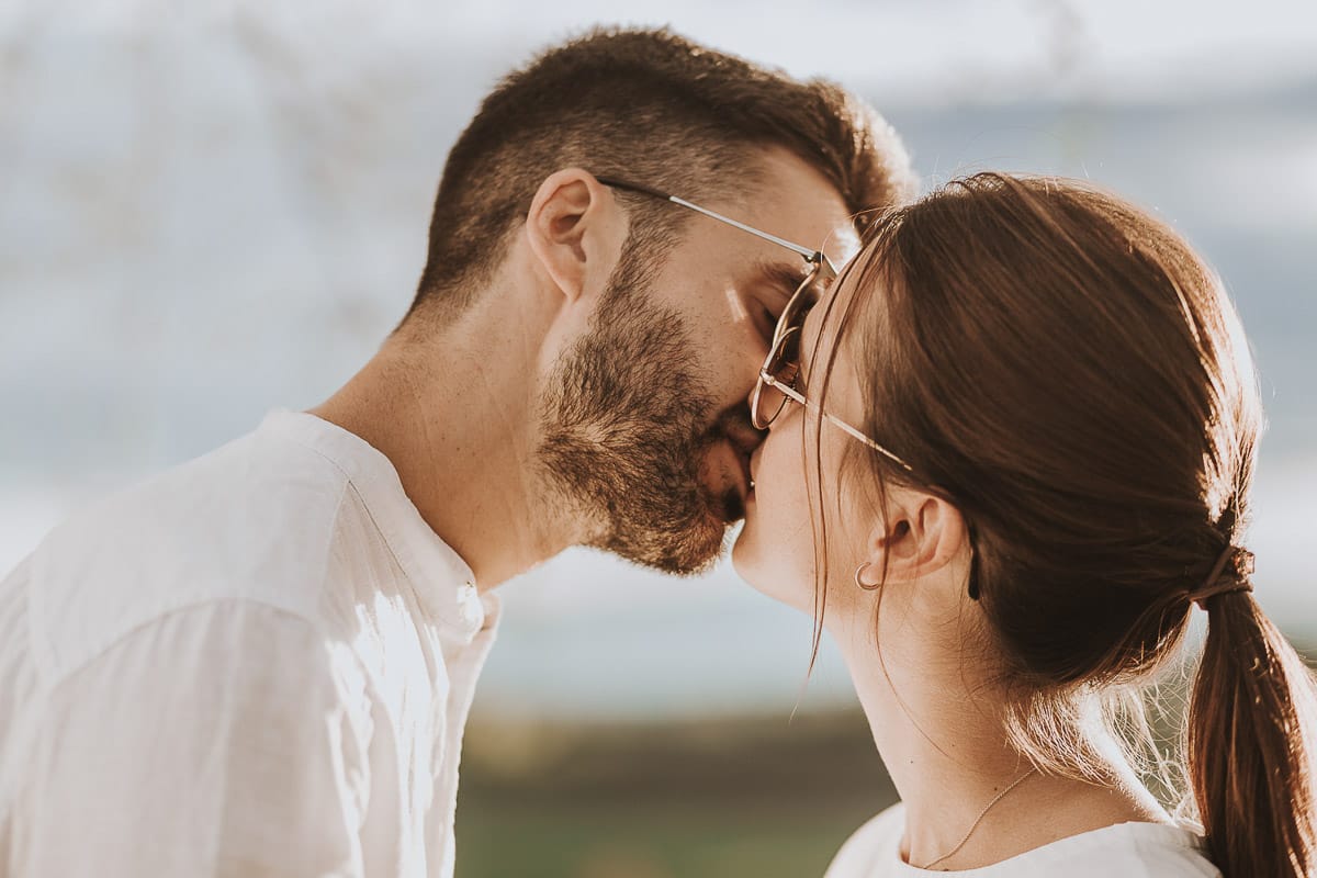 Prewedding spontaneo e poetico nel Monferrato a Mombello di Torino. Federica e Riccardo si baciano t