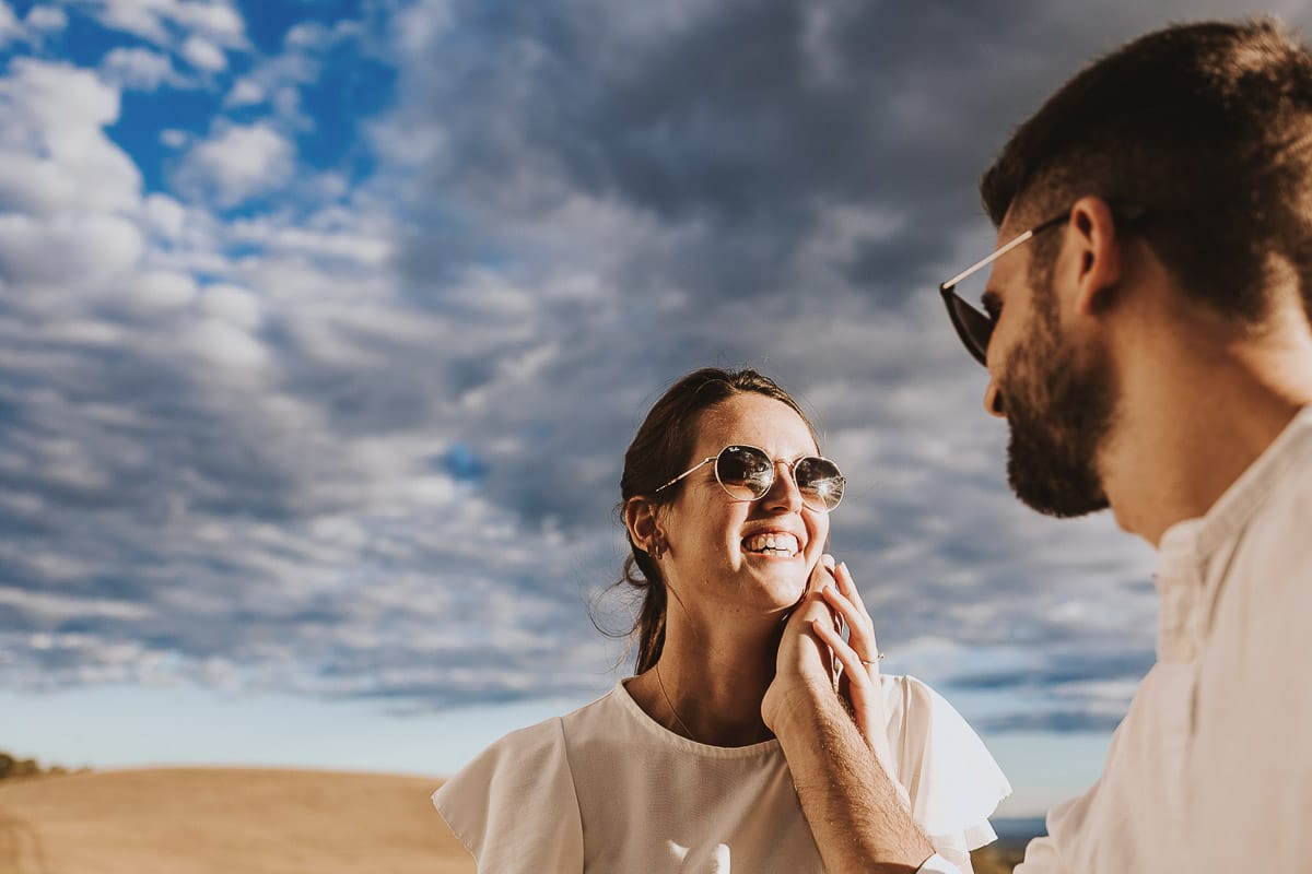 Prewedding spontaneo e poetico nel Monferrato. Riccardo accarezza Federica