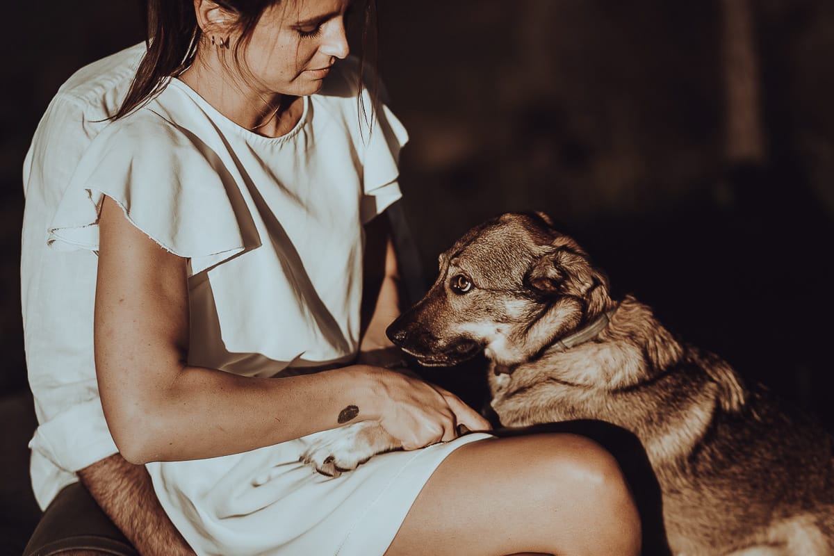 Prewedding spontaneo e poetico nel Monferrato a Mombello di Torino. Federica e Riccardo giocano con la cagnolina Macarena
