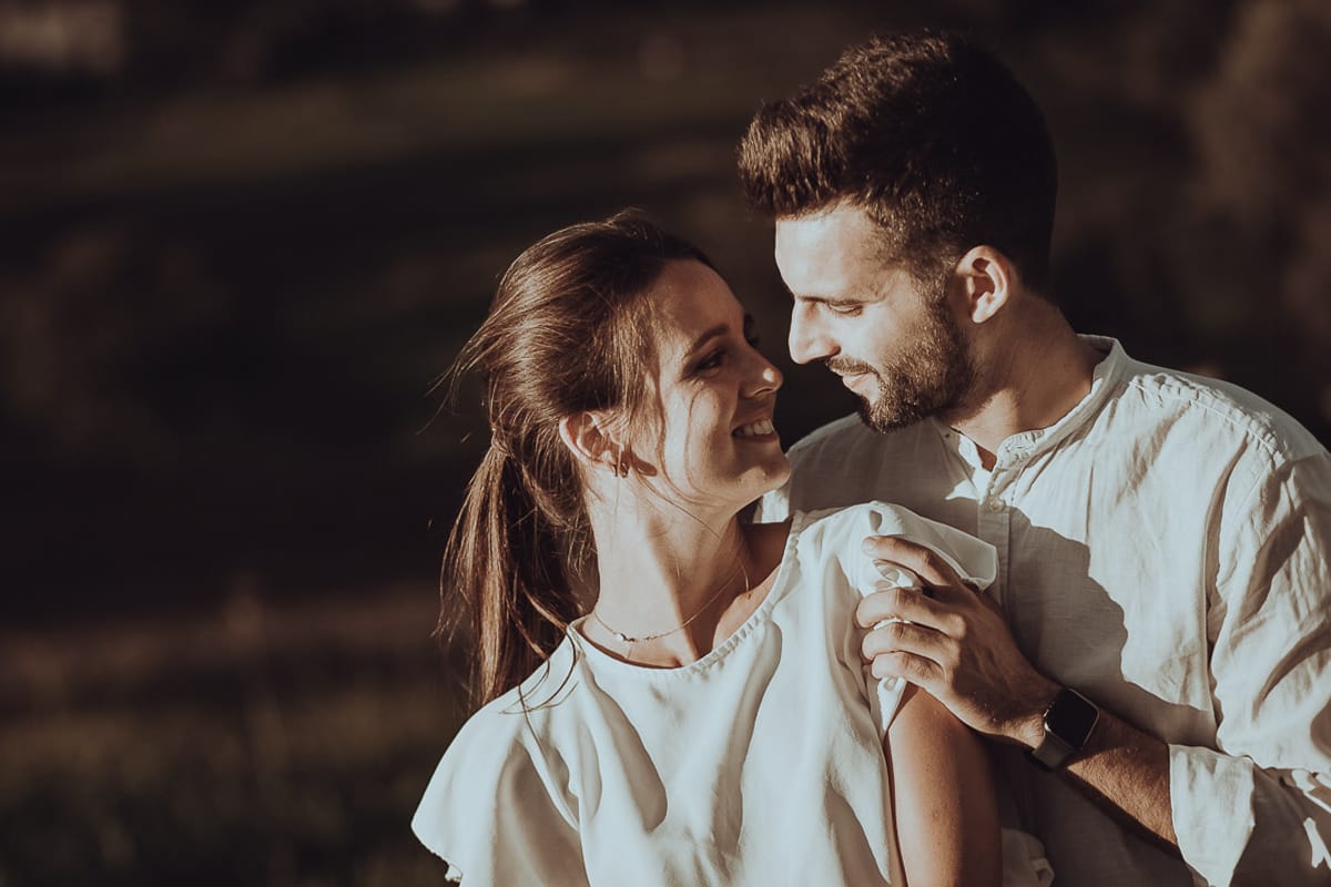 Prewedding spontaneo e poetico nel Monferrato a Mombello di Torino. Federica e Riccardo si guardano