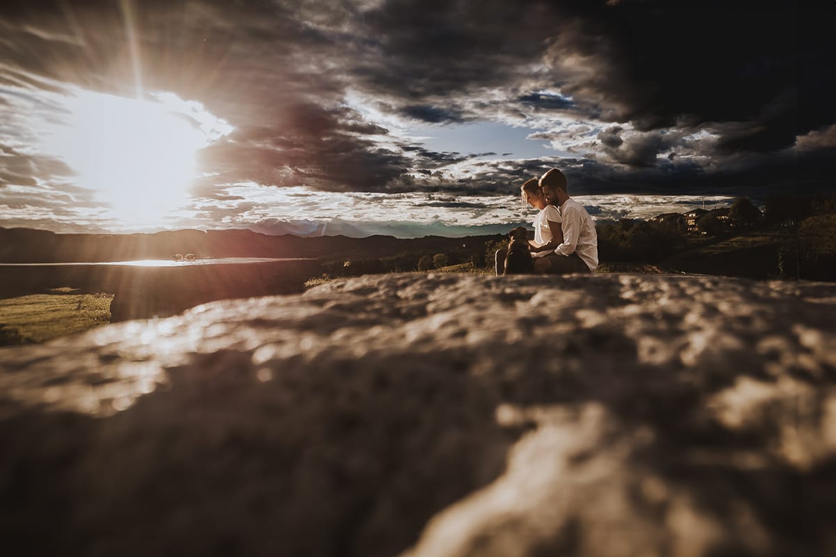 Prewedding spontaneo e poetico nel Monferrato a Mombello di Torino. Foto dal drone posato per terra. Controluce