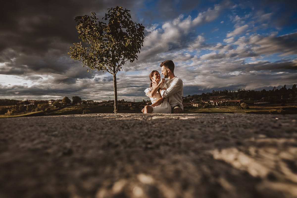 Prewedding spontaneo e poetico nel Monferrato a Mombello di Torino. Foto dal drone posato per terra. Controluce