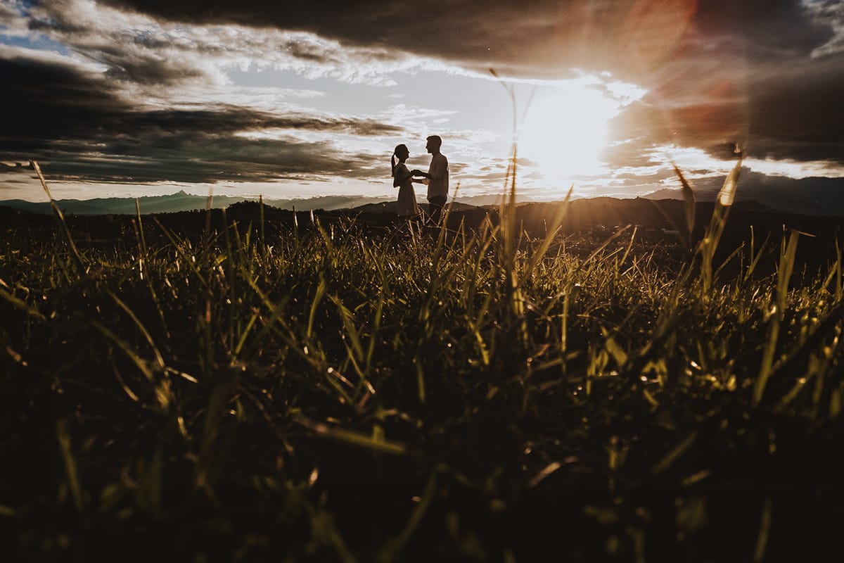 Prewedding spontaneo e poetico nel Monferrato a Mombello di Torino. Foto dal drone posato per terra. Controluce