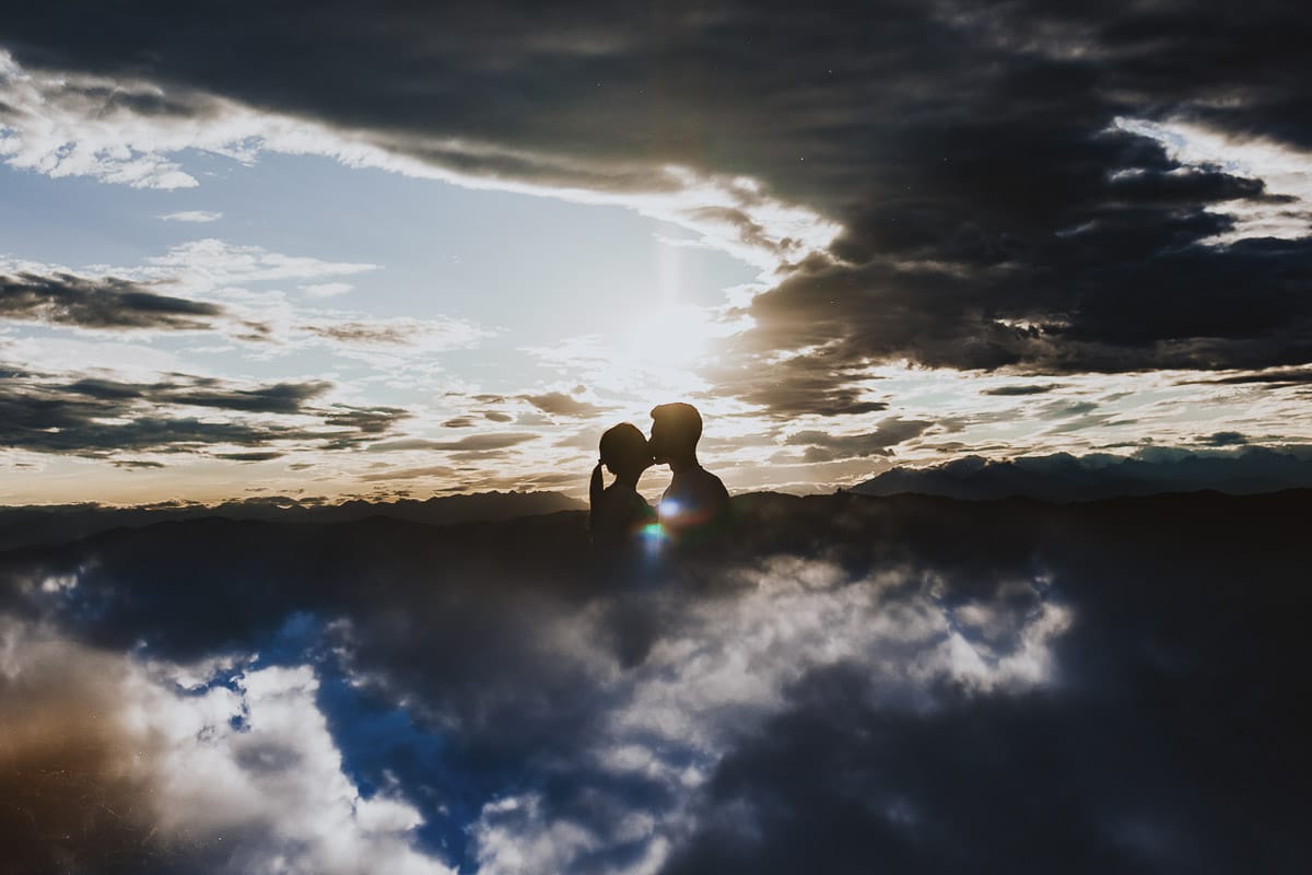 Prewedding spontaneo e poetico nel Monferrato a Mombello di Torino. Foto in controluce silhouette riflessione in mezzo alle nuvole