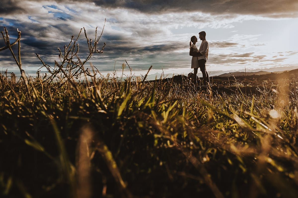 Prewedding spontaneo e poetico nel Monferrato a Mombello di Torino. Foto dal drone posato per terra. Controluce