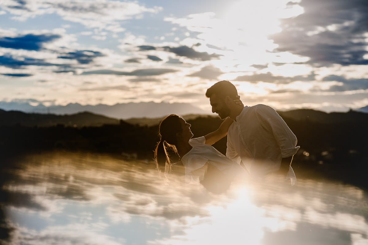 Prewedding spontaneo e poetico nel Monferrato a Mombello di Torino. Foto in controluce silhouette
