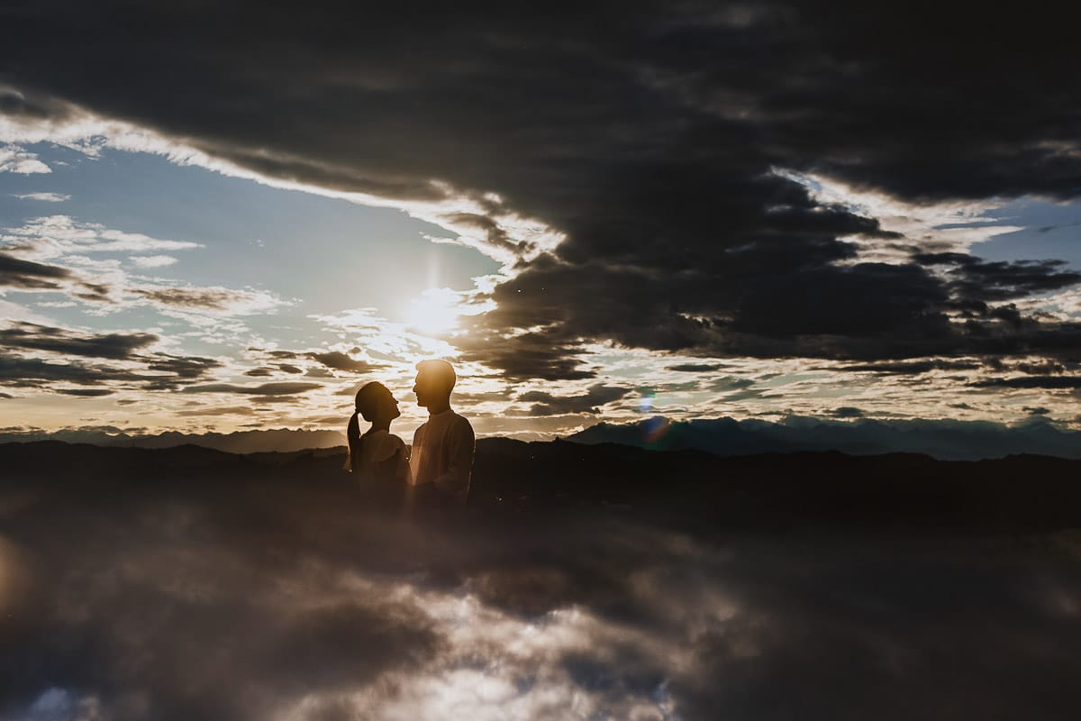Prewedding spontaneo e poetico nel Monferrato a Mombello di Torino. Foto in controluce silhouette