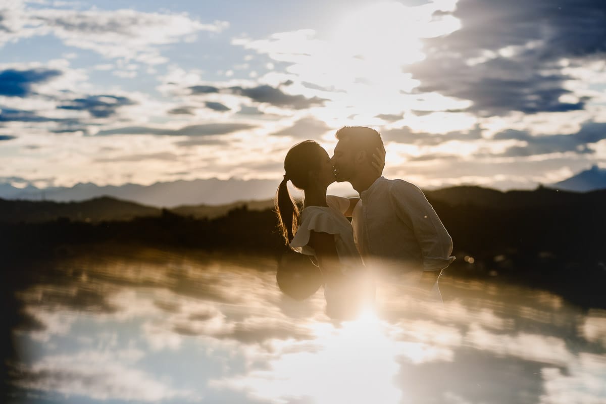 Prewedding spontaneo e poetico nel Monferrato a Mombello di Torino. Foto in controluce silhouette