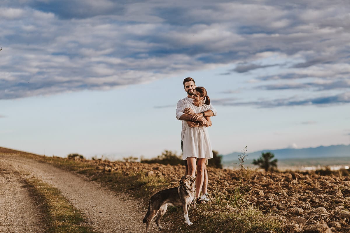 Prewedding spontaneo e poetico nel Monferrato a Mombello di Torino. Coppia abbracciata con la cagnolina