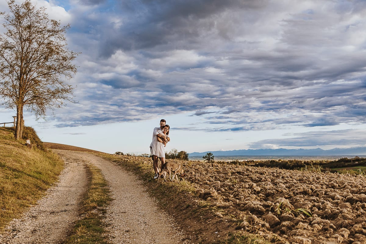 Prewedding spontaneo e poetico nel Monferrato a Mombello di Torino. Coppia abbracciata con la cagnolina