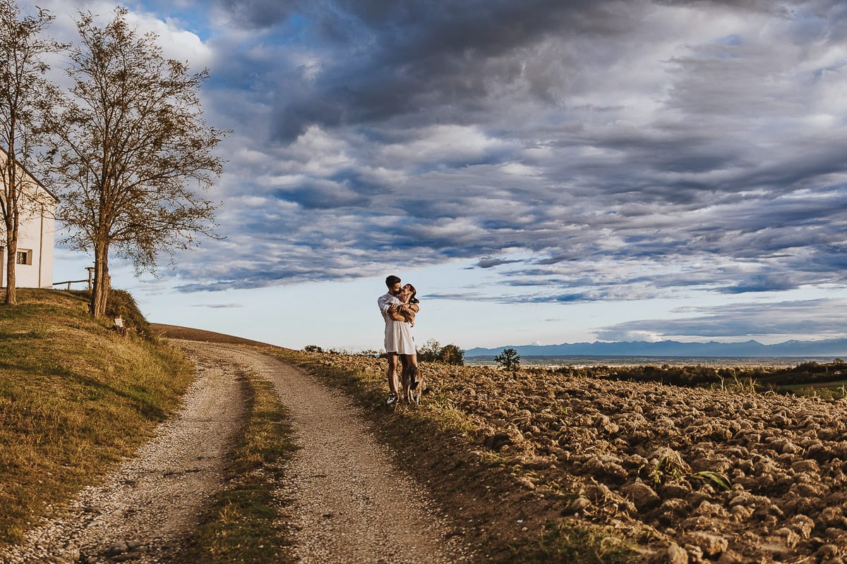 Prewedding spontaneo e poetico nel Monferrato a Mombello di Torino. Coppia abbracciata con la cagnolina