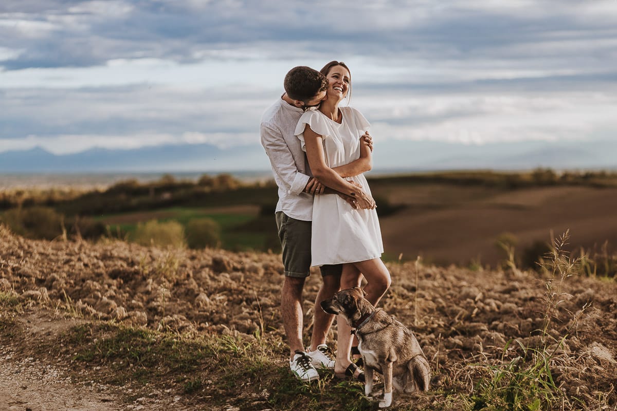 Prewedding spontaneo e poetico nel Monferrato a Mombello di Torino. Coppia abbracciata con la cagnolina
