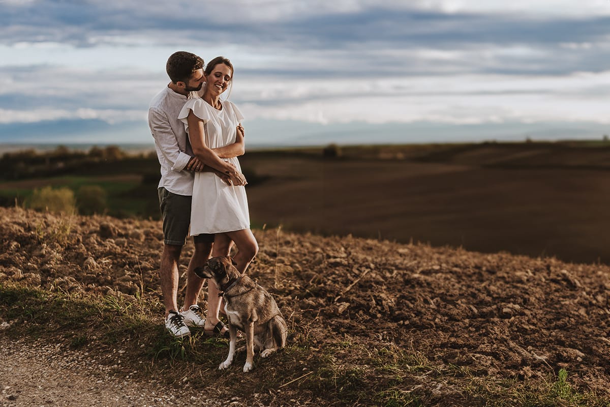 Prewedding spontaneo e poetico nel Monferrato a Mombello di Torino. Coppia abbracciata con la cagnolina