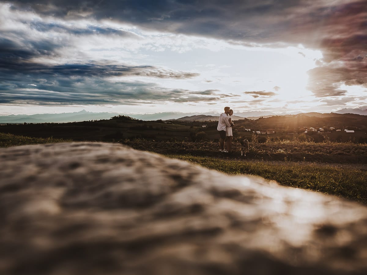Prewedding spontaneo e poetico nel Monferrato a Mombello di Torino. Foto dal drone posato per terra. Controluce