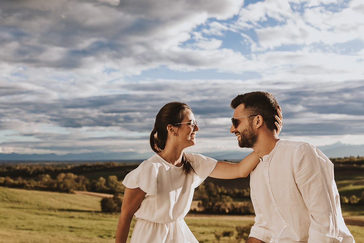 Prewedding spontaneo e poetico nel Monferrato.Federica accarezza Riccardo