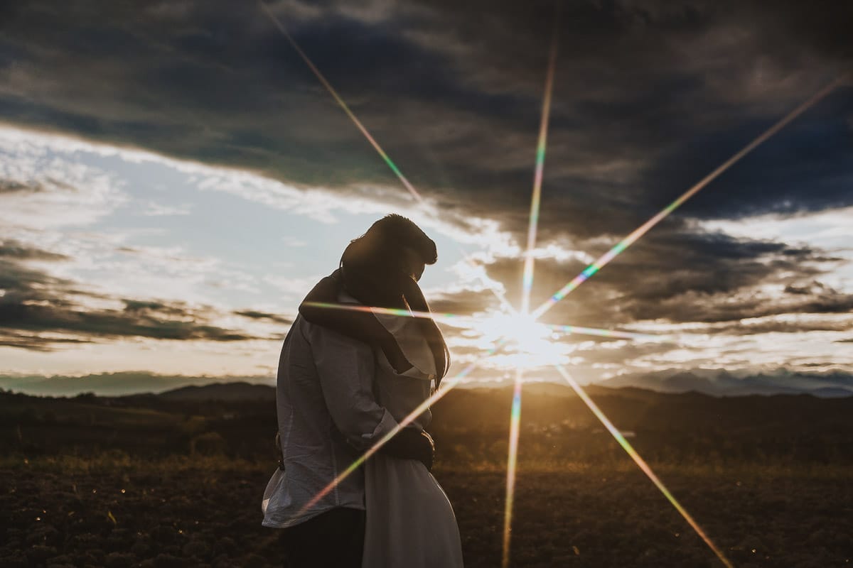 Prewedding spontaneo e poetico nel Monferrato a Mombello di Torino. Foto dal drone posato per terra. Controluce stella di luce