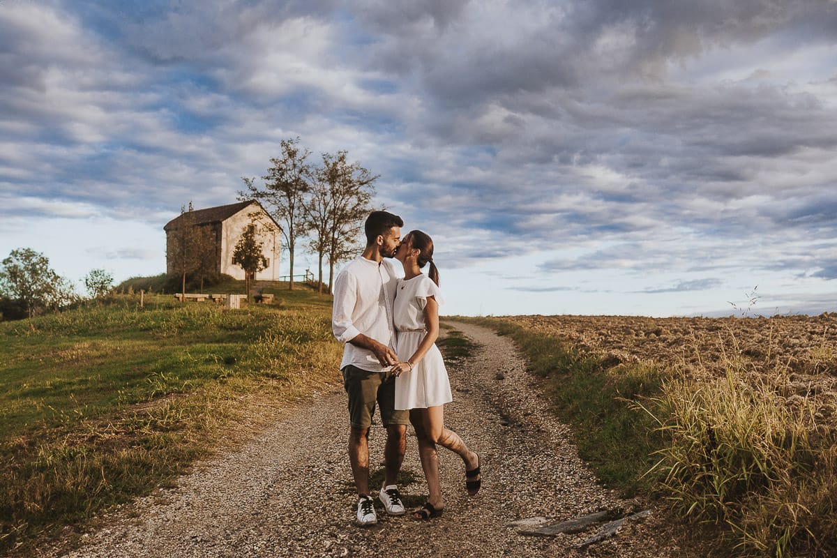 Prewedding spontaneo e poetico nel Monferrato a Mombello di Torino. Federica e Riccardo camminano abbracciati baciandosi