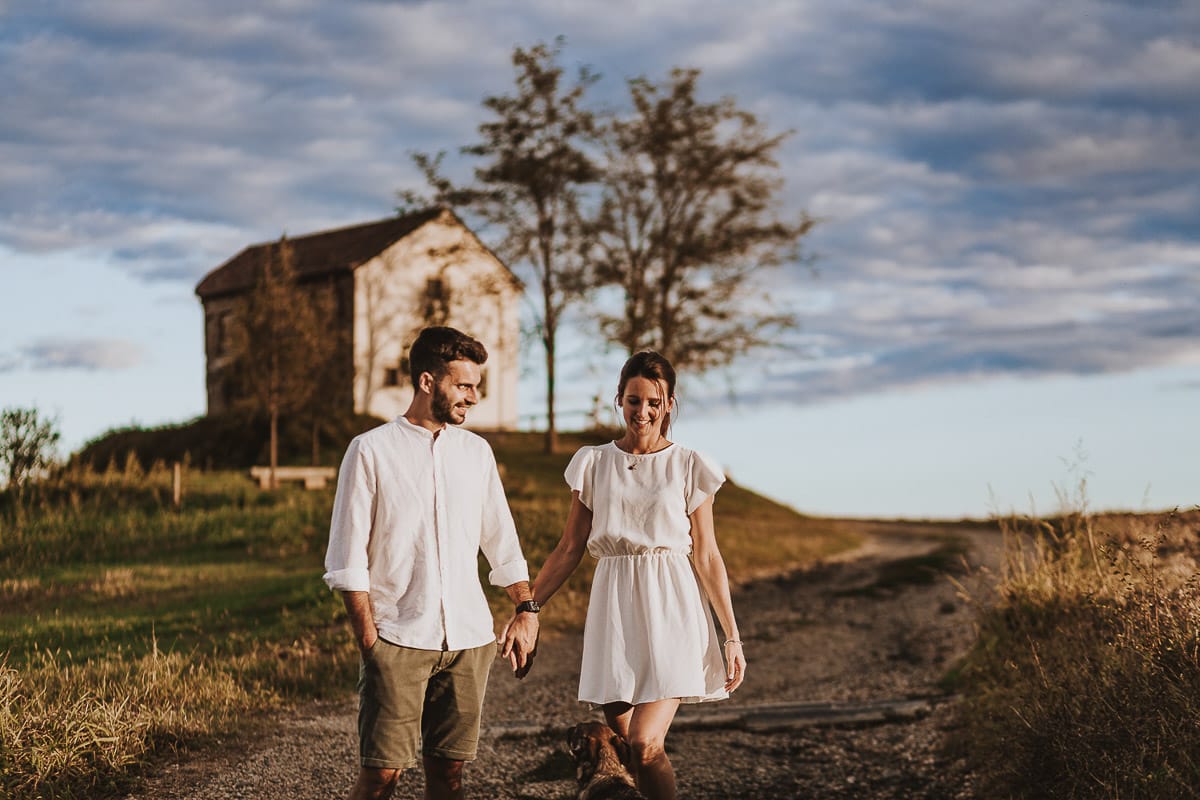 Prewedding spontaneo e poetico nel Monferrato a Mombello di Torino. Federica e Riccardo camminano dandosi la mano