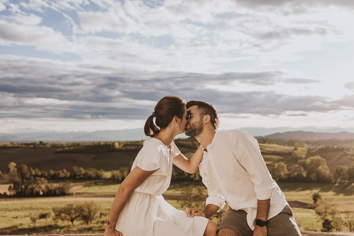 Prewedding spontaneo e poetico nel Monferrato. Federica e Riccardo seduti su di una staccionata si baciano