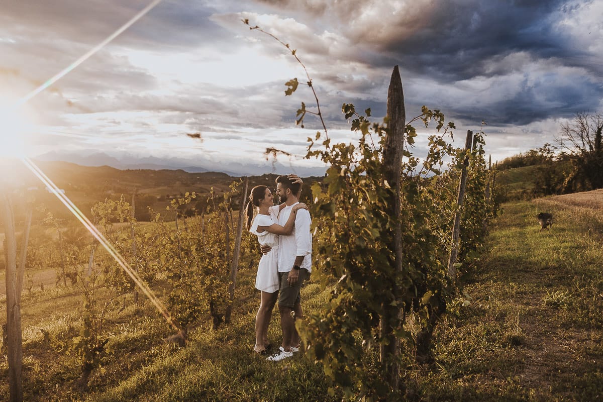 Prewedding spontaneo e poetico nel Monferrato a Mombello di Torino. Federica e Riccardo nel vigneto si abbracciano