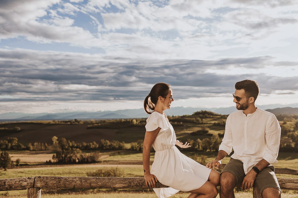 Prewedding spontaneo e poetico nel Monferrato. Federica e Riccardo seduiti su di una staccionata si guardano