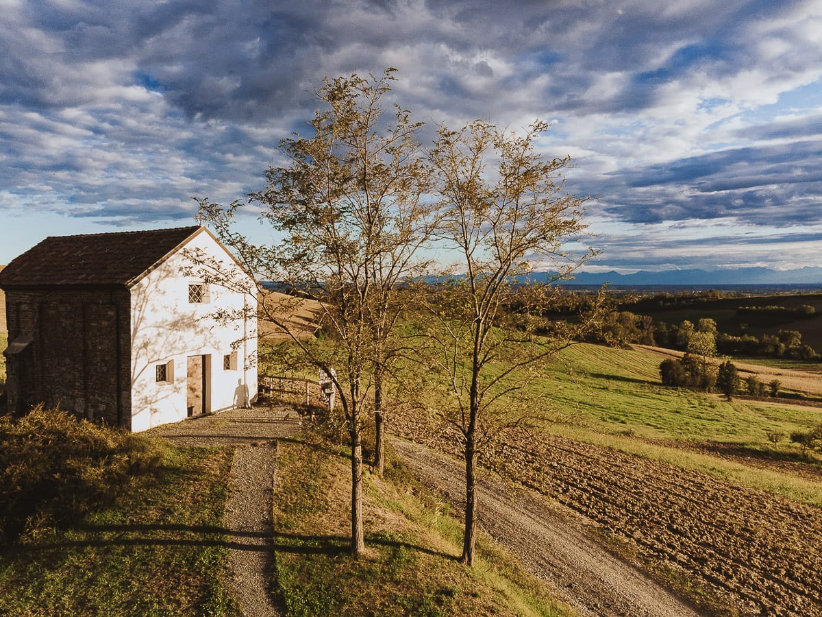 Prewedding spontaneo e poetico nel Monferrato.Panorama della chiesa di san Lorenzo di mombello di torino e delle colline circostanti. Foto dal drone.
