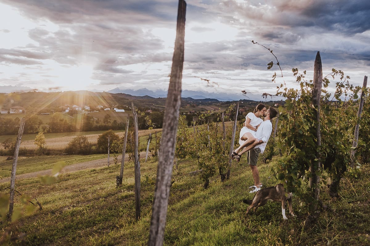 Prewedding spontaneo e poetico nel Monferrato a Mombello di Torino. Federica e Riccardo nel vigneto giocano. Riccardo prende in braccio Federica.