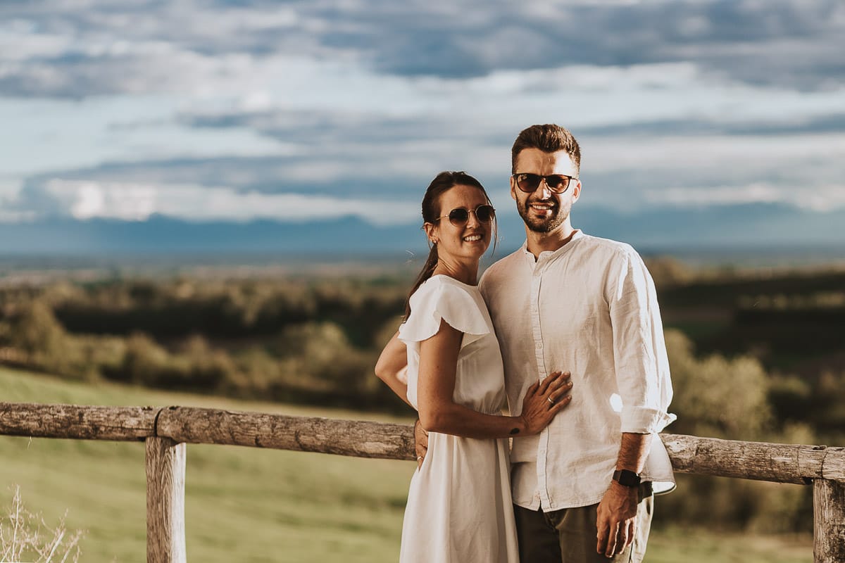 Prewedding spontaneo e poetico nel Monferrato a Mombello di Torino. Ritratto di Federica e Riccardo.