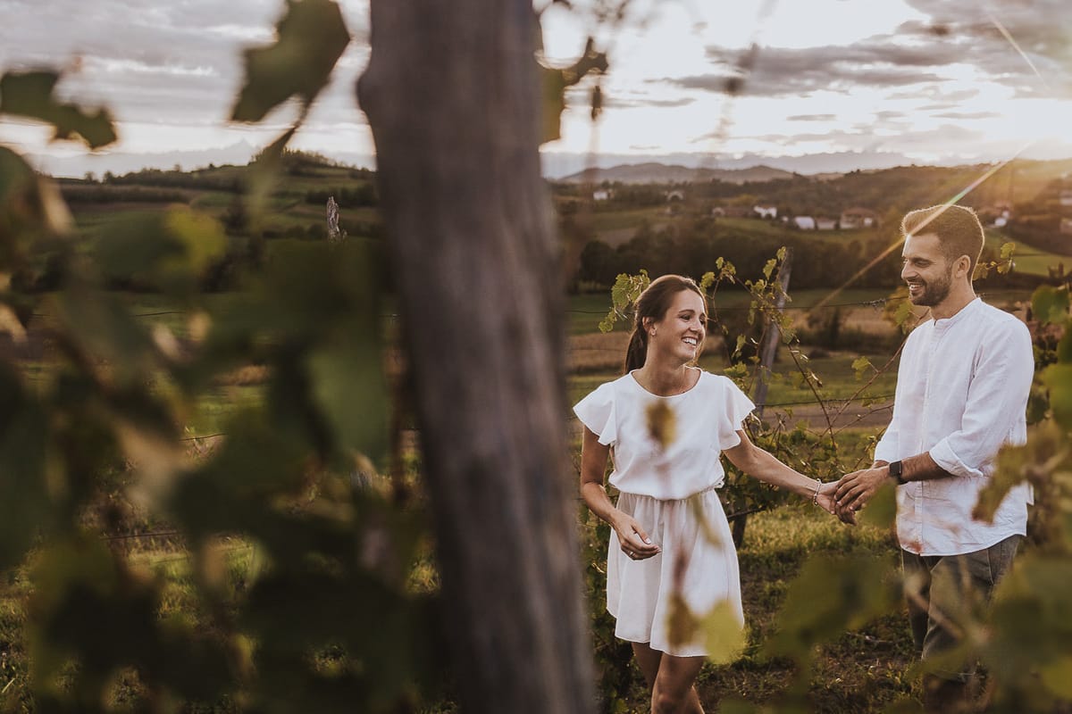 Prewedding spontaneo e poetico nel Monferrato a Mombello di Torino. Federica e Riccardo nel vigneto giocano.
