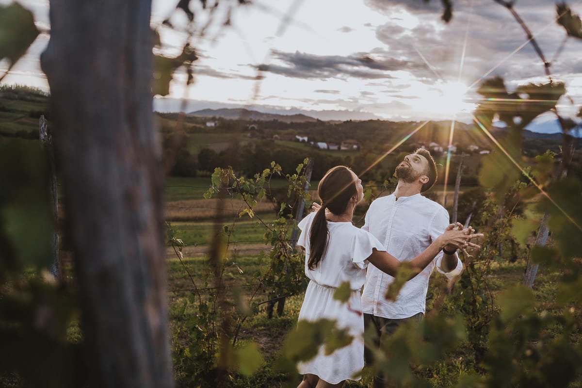 Prewedding spontaneo e poetico nel Monferrato a Mombello di Torino. Federica e Riccardo nel vigneto giocano.