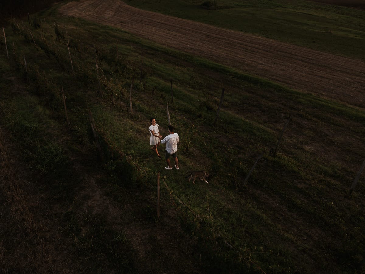 Prewedding spontaneo e poetico nel Monferrato a Mombello di Torino. Federica e Riccardo nel vigneto giocano. Foto dal drone