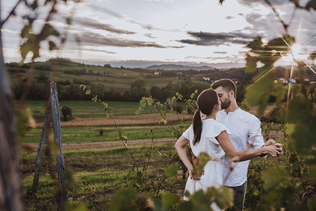 Prewedding spontaneo e poetico nel Monferrato a Mombello di Torino. Federica e Riccardo nel vigneto giocano.