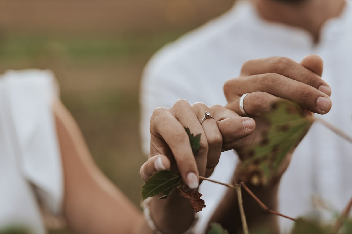 Prewedding spontaneo e poetico nel Monferrato a Mombello di Torino. Federica e Riccardo nel vigneto giocano. Particolare sulle mani