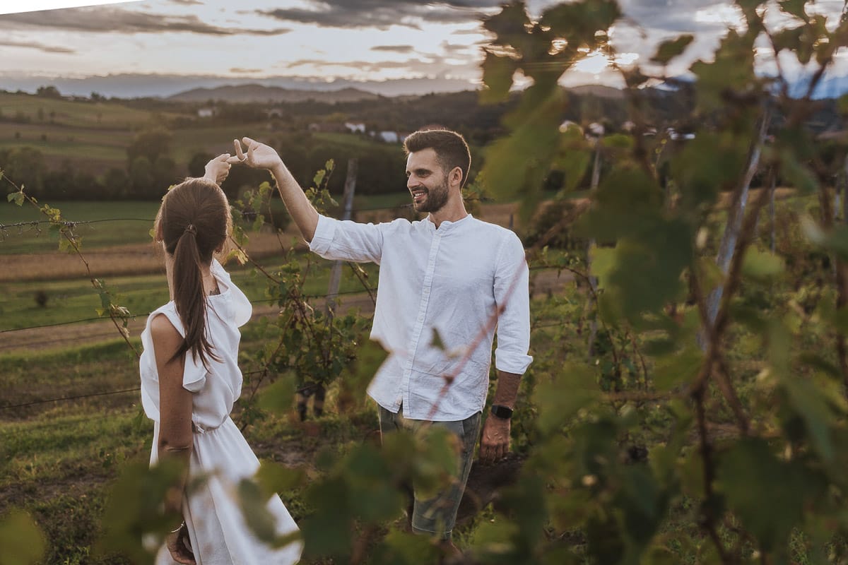 Prewedding spontaneo e poetico nel Monferrato a Mombello di Torino. Federica e Riccardo nel vigneto giocano.