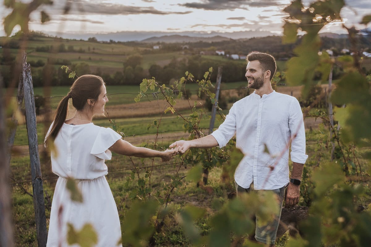 Prewedding spontaneo e poetico nel Monferrato a Mombello di Torino. Federica e Riccardo nel vigneto giocano.