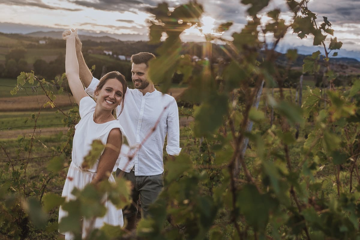 Prewedding spontaneo e poetico nel Monferrato a Mombello di Torino. Federica e Riccardo nel vigneto giocano.