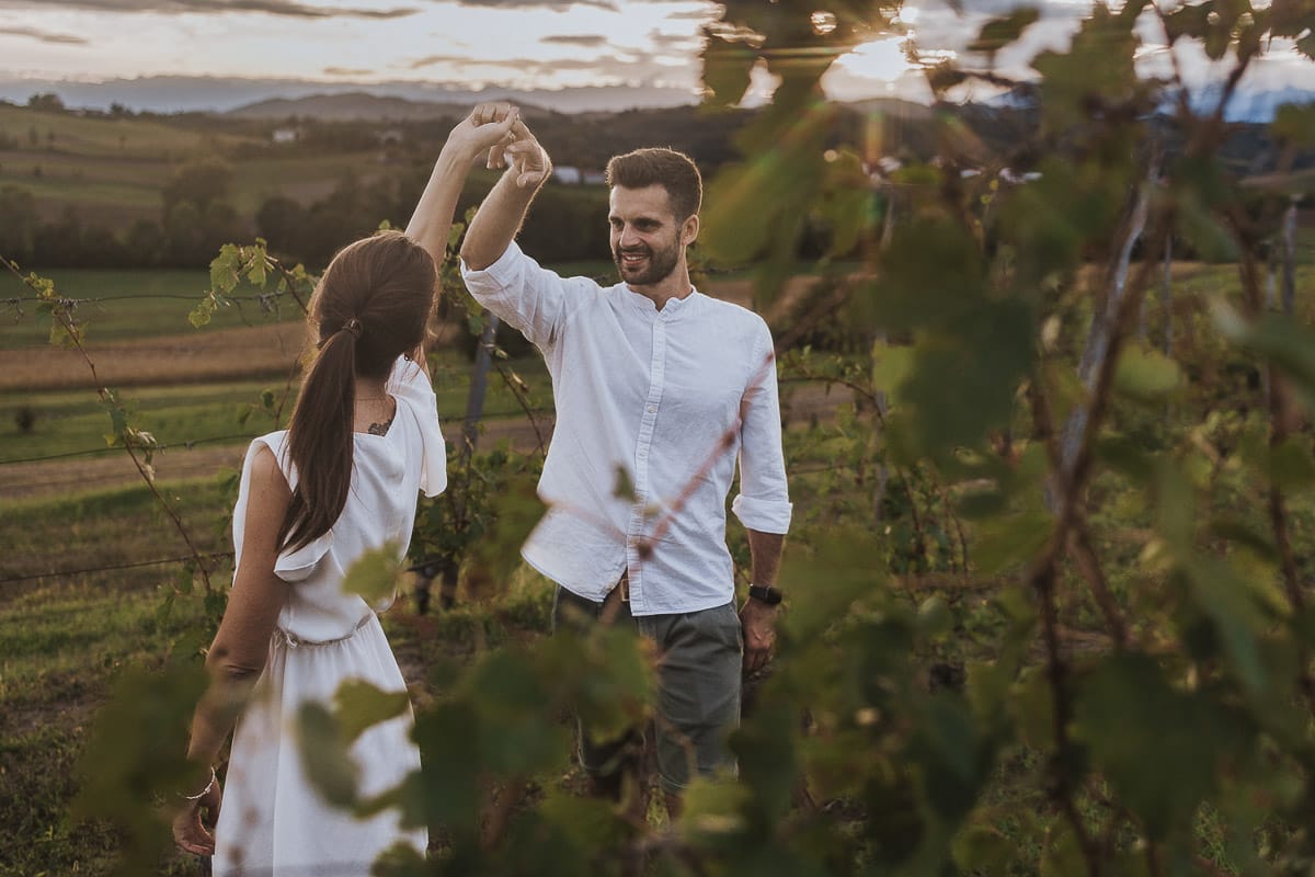 Prewedding spontaneo e poetico nel Monferrato a Mombello di Torino. Federica e Riccardo nel vigneto giocano.