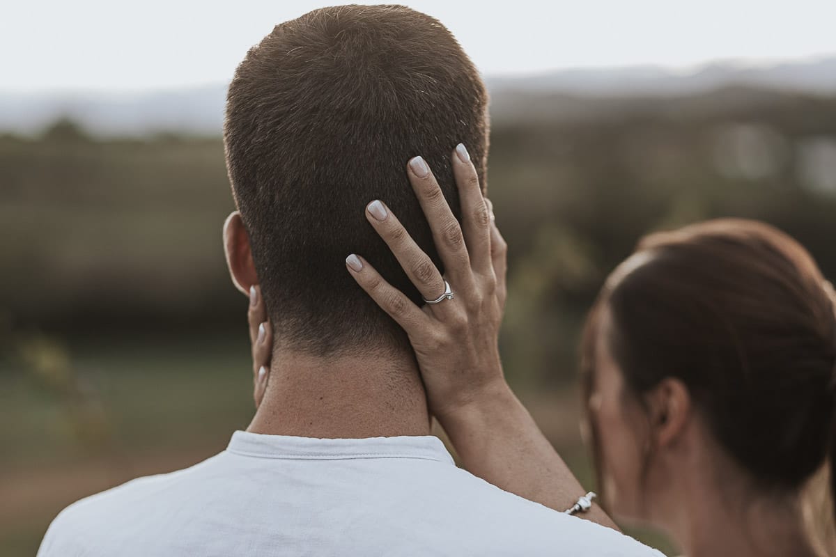 Prewedding spontaneo e poetico nel Monferrato a Mombello di Torino. Federica e Riccardo nel vigneto giocano.