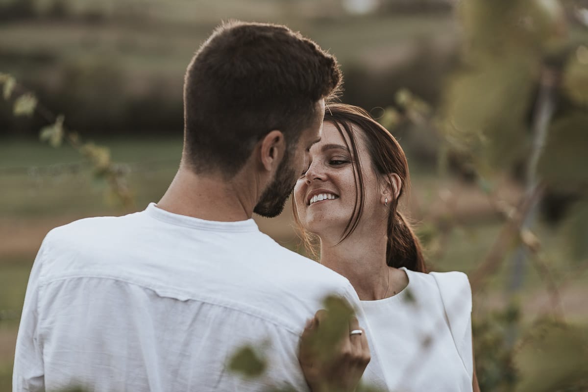 Prewedding spontaneo e poetico nel Monferrato a Mombello di Torino. Ritratto ravvicinato di Federica e Riccardo