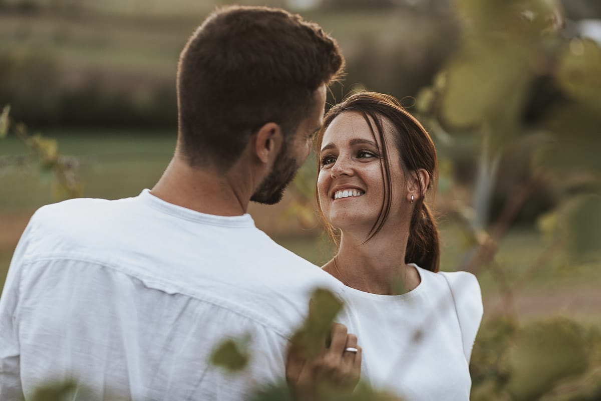 Prewedding spontaneo e poetico nel Monferrato a Mombello di Torino. Ritratto ravvicinato di Federica e Riccardo