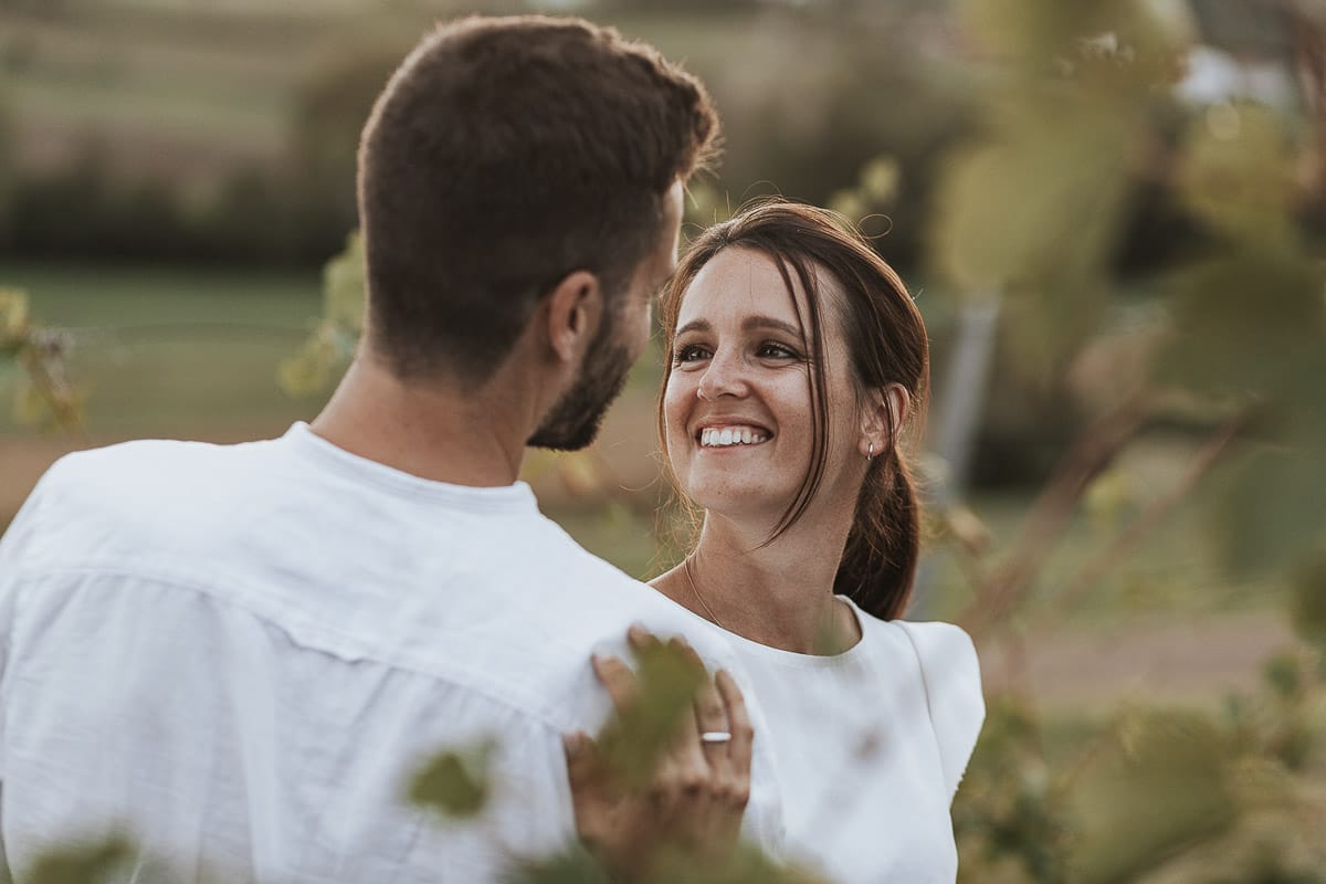 Prewedding spontaneo e poetico nel Monferrato a Mombello di Torino. Ritratto ravvicinato di Federica e Riccardo