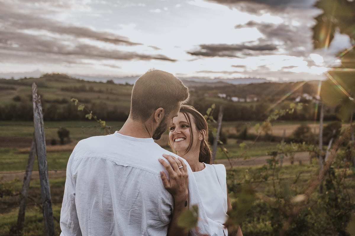 Prewedding spontaneo e poetico nel Monferrato a Mombello di Torino. Ritratto ravvicinato di Federica e Riccardo