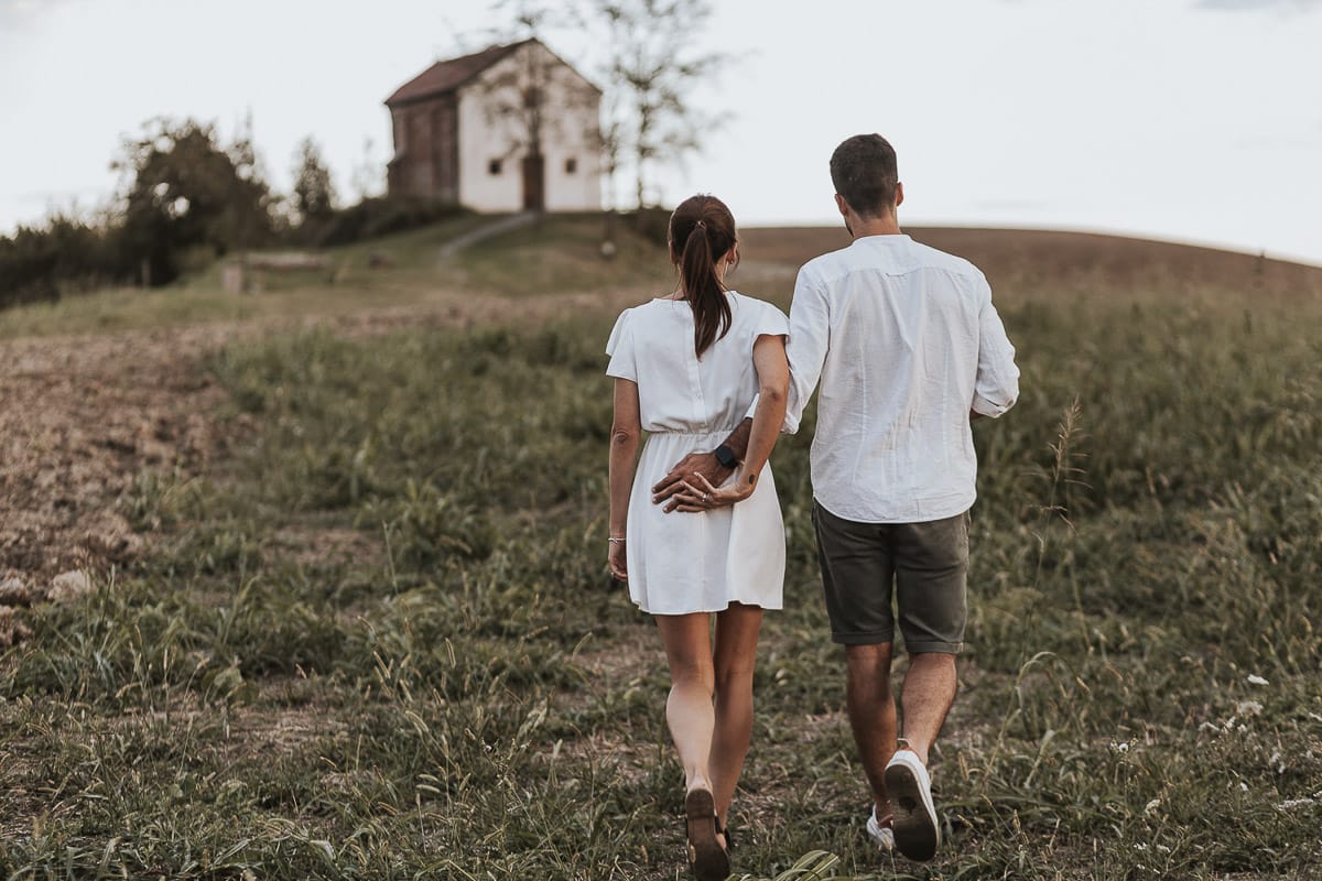 Prewedding spontaneo e poetico nel Monferrato a Mombello di Torino. Riccardo e Federica camminano