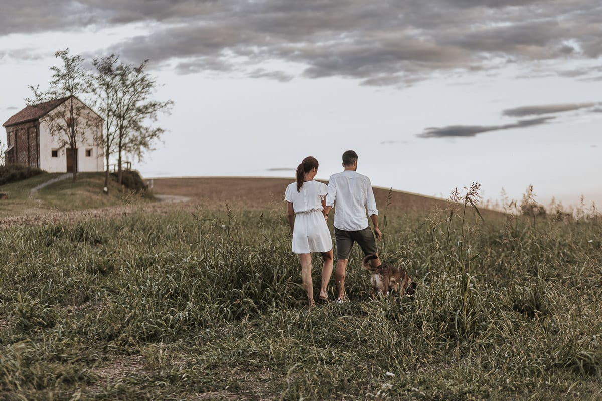 Prewedding spontaneo e poetico nel Monferrato a Mombello di Torino. Riccardo e Federica camminano