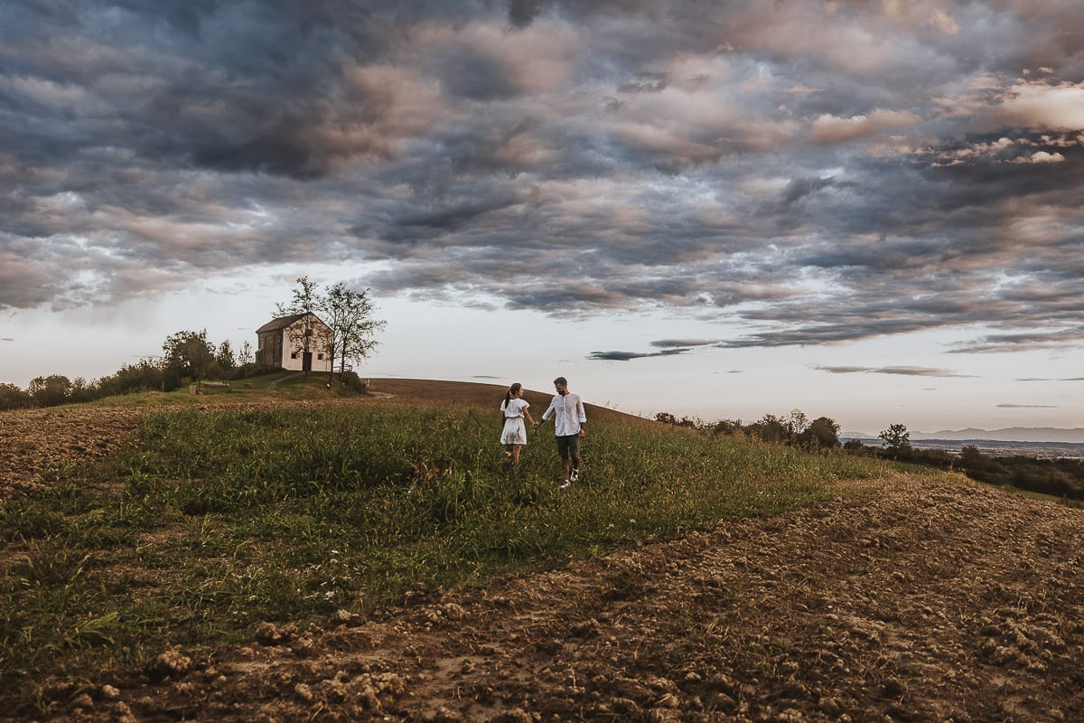 Prewedding spontaneo e poetico nel Monferrato a Mombello di Torino. Riccardo e Federica camminano