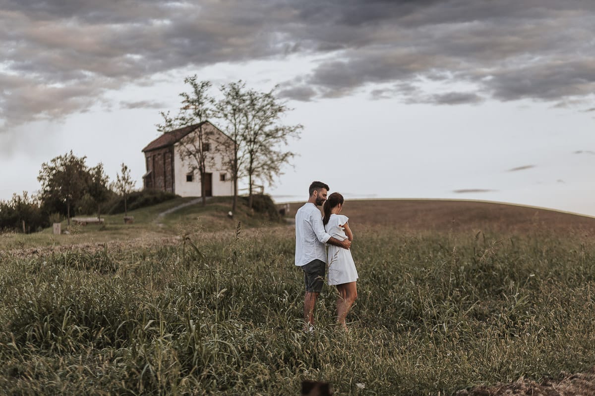 Prewedding spontaneo e poetico nel Monferrato a Mombello di Torino. Riccardo e Federica camminano