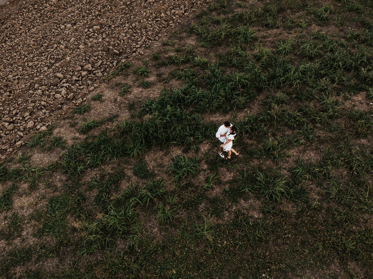 Prewedding spontaneo e poetico nel Monferrato a Mombello di Torino. Riccardo e Federica camminano
