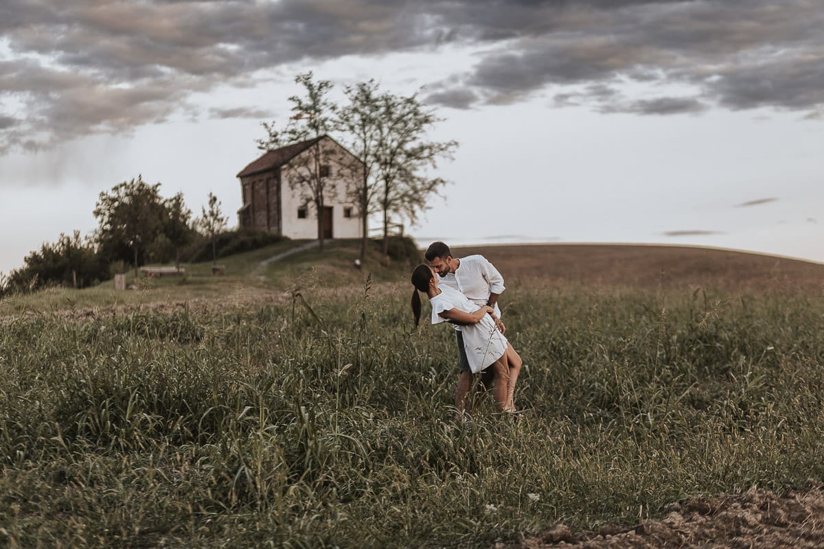 Prewedding spontaneo e poetico nel Monferrato a Mombello di Torino. Riccardo e Federica ballano