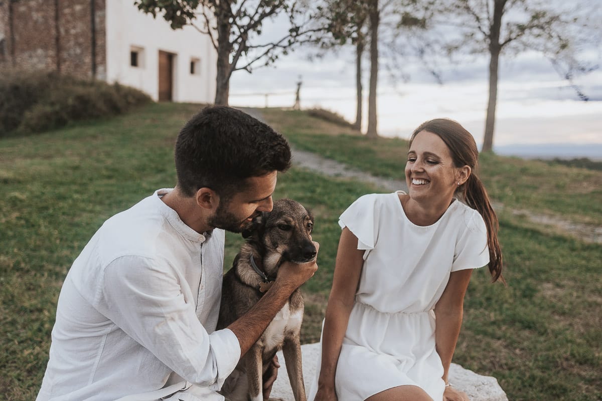 Prewedding spontaneo e poetico nel Monferrato a Mombello di Torino. Riccardo e Federica seduti su di una panchina di pietra con la cagnolina