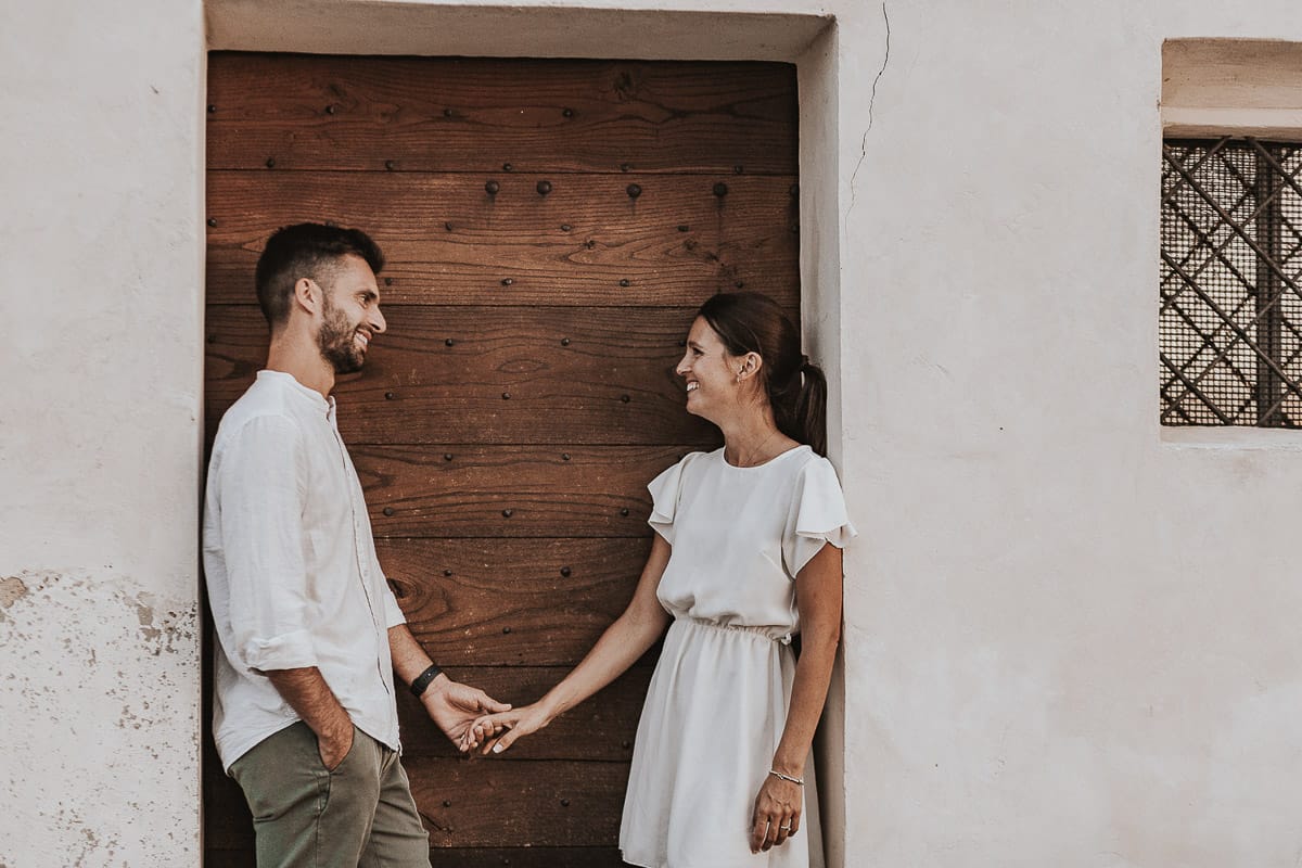 Prewedding spontaneo e poetico nel Monferrato a Mombello di Torino. Riccardo e Federica davanti al portone della chiesa di San Lorenzo